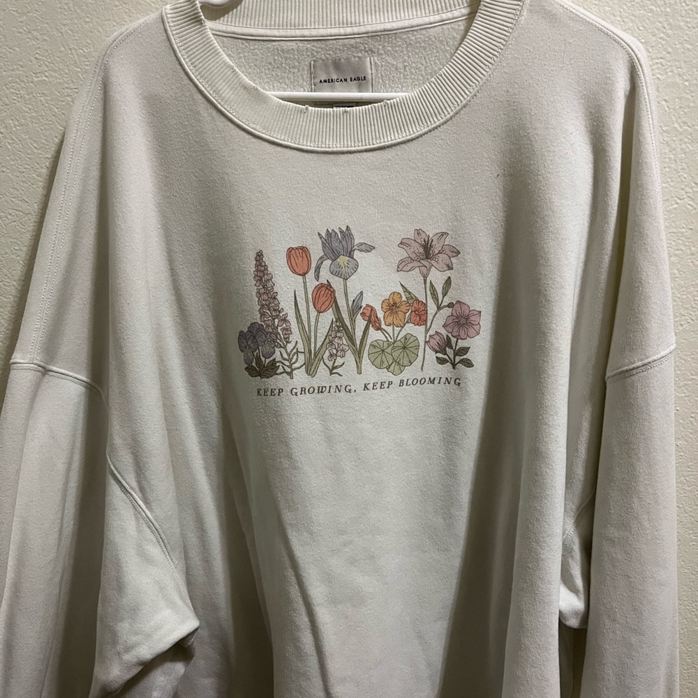 American Eagle white crewneck